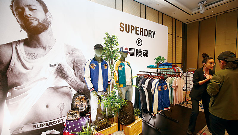 Superdry發表會現場，大眾熟悉的「極度乾燥」標語已被取代，更出現以往罕見的款式，如有機棉運動服、日式刺繡外套等
